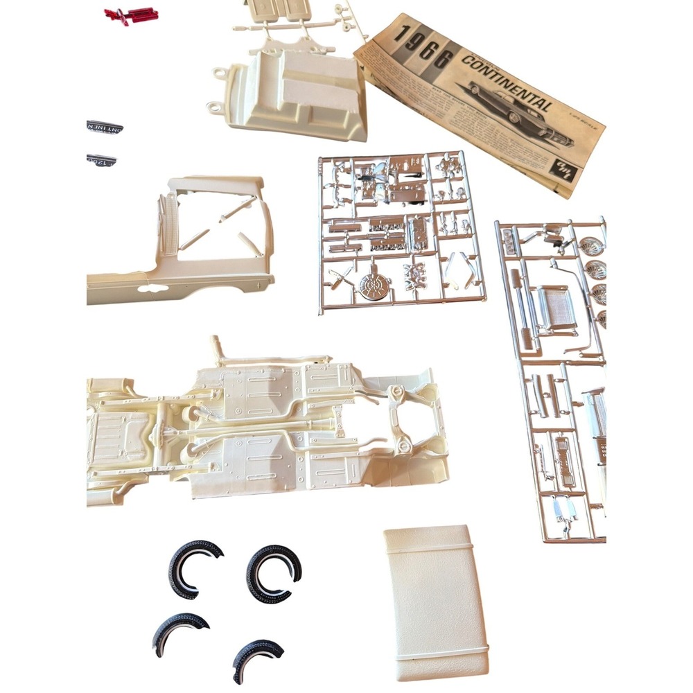 AMT Model Kit 1966 Lincoln Continental 1/25 Scale Gene Winfield Customizing - Picture 6 of 8